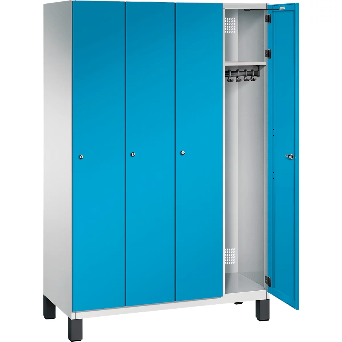 Mehrteiliger, weiß-blauer Spind, eine Tür geöffnet. An der Innenseite Hakenleiste.