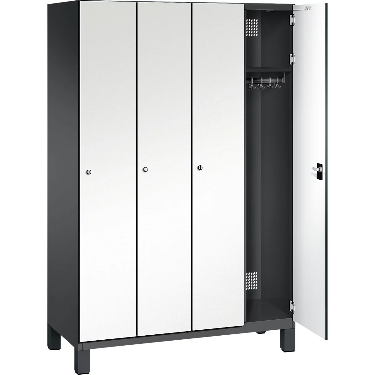 Ein grauer Schrank mit drei Türen und einer geöffneten Tür, in der Kleiderbügel hängen.