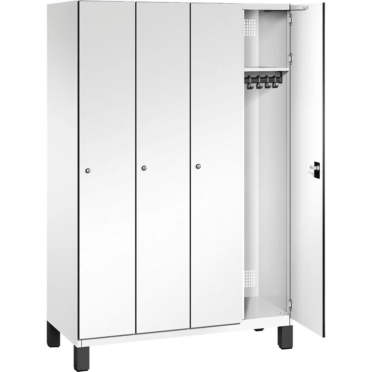 Weißer Spind, eine Tür geöffnet. Schwarze Füße und Griffe, Kleiderhaken im Inneren.