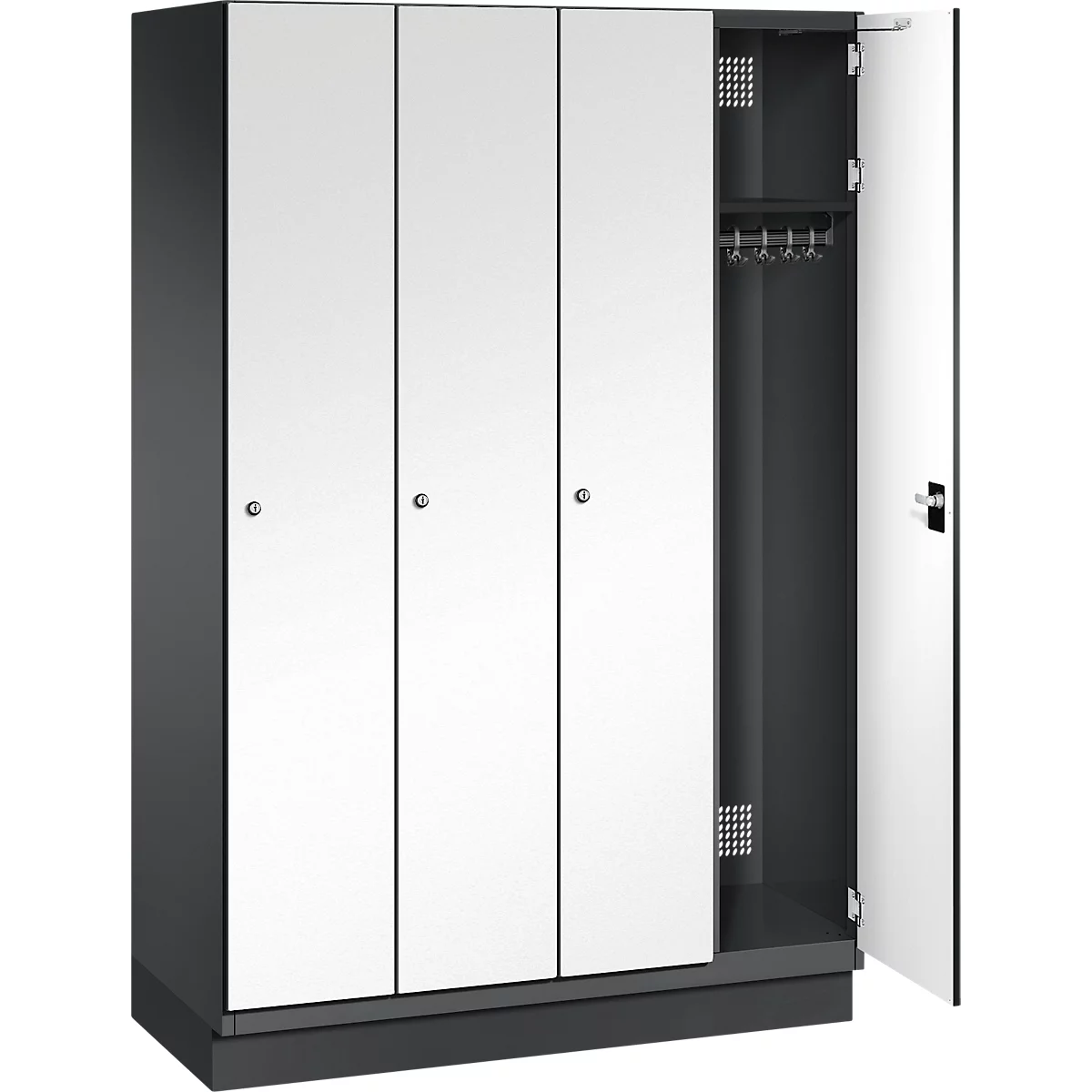 Dreitüriger Spind, eine Tür geöffnet. Weiße Türen, schwarzer Rahmen. Im offenen Fach: Kleiderbügel, Gitter.
