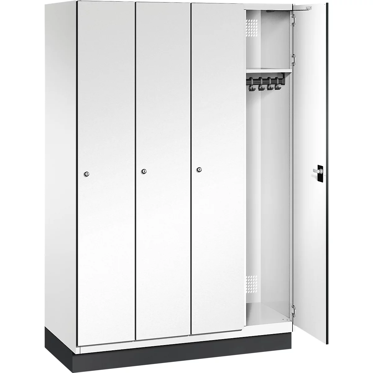 Weißer Spind mit vier Türen, eine Tür ist geöffnet. Im Inneren Haken für Kleidung.