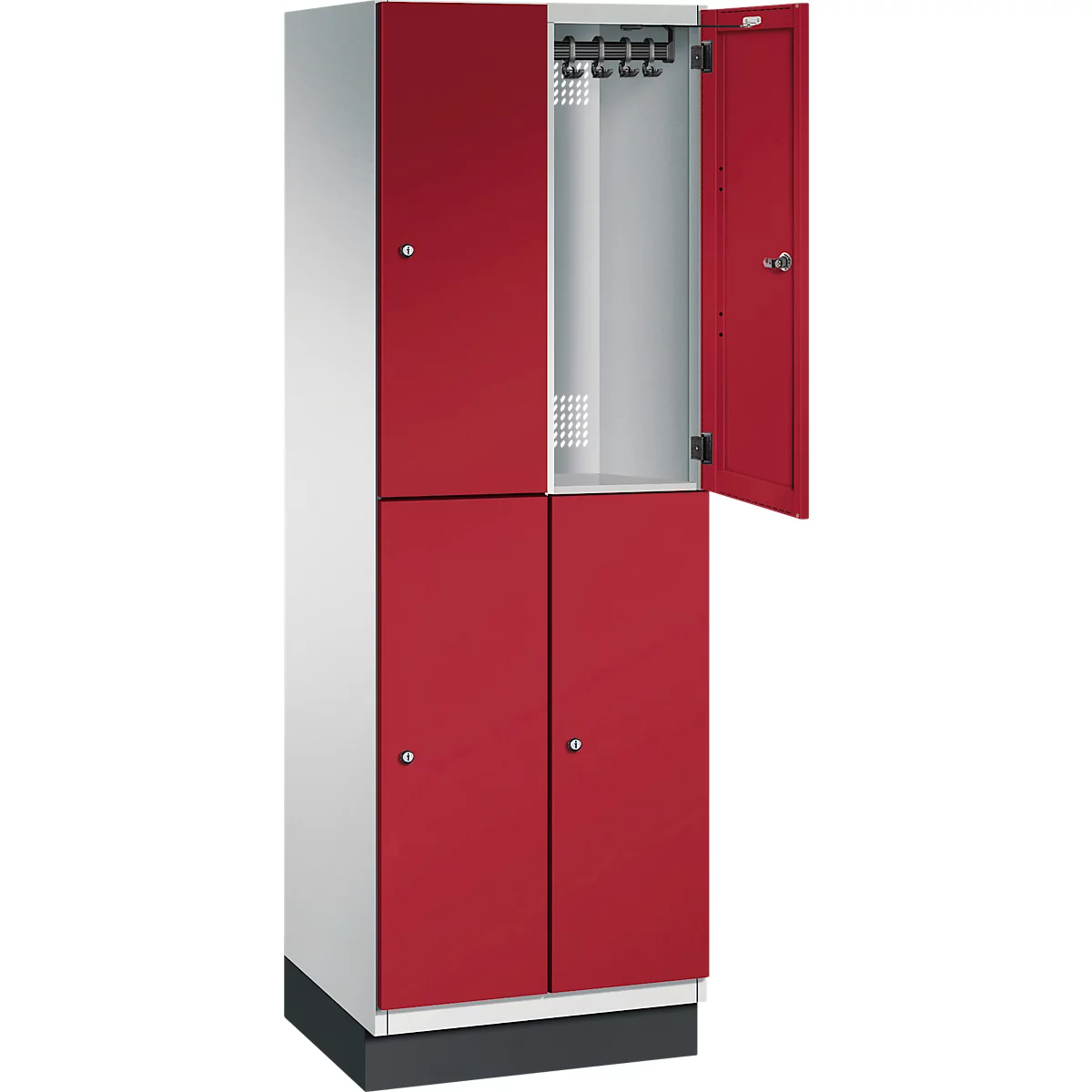 Een rode locker, één deur open. De locker heeft vier deuren, twee deuren zijn rood, twee zijn wit.