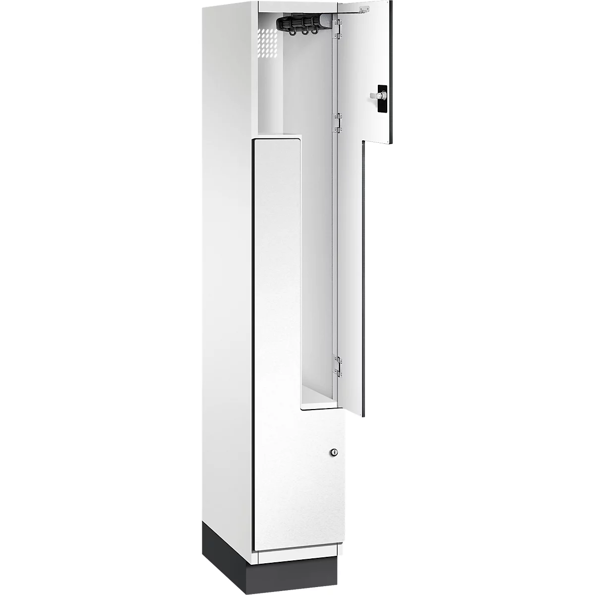Witte locker met open deur, binnenhaakstrip, onderste deur met sleutel, donkergrijze basis.