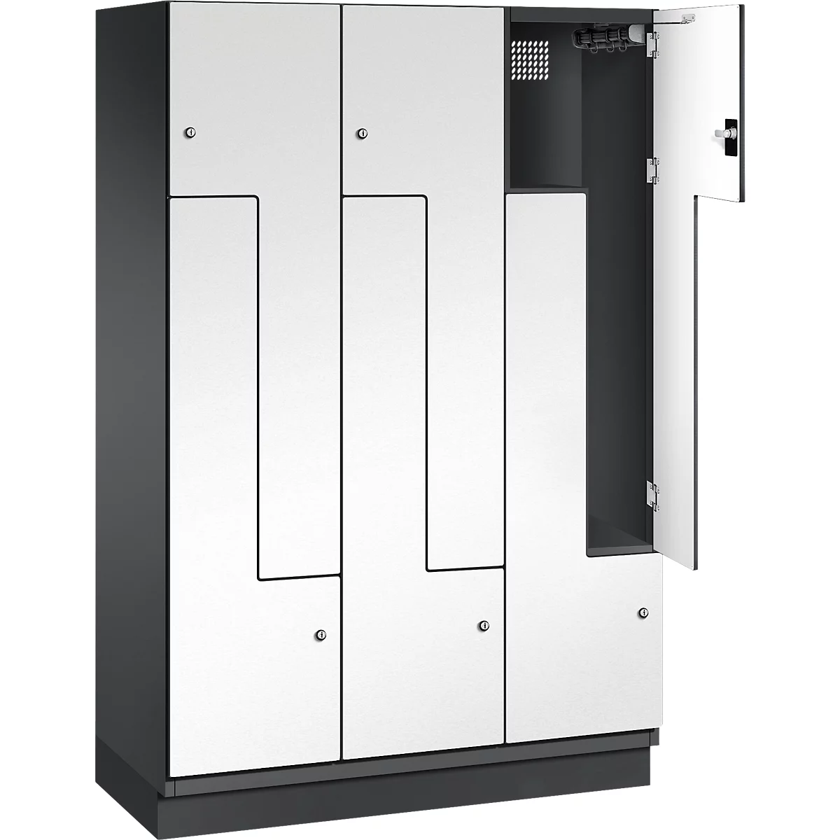 Grijze locker met witte deuren. Een deur is open, waardoor een opslagruimte met ventilatie en haken zichtbaar wordt.