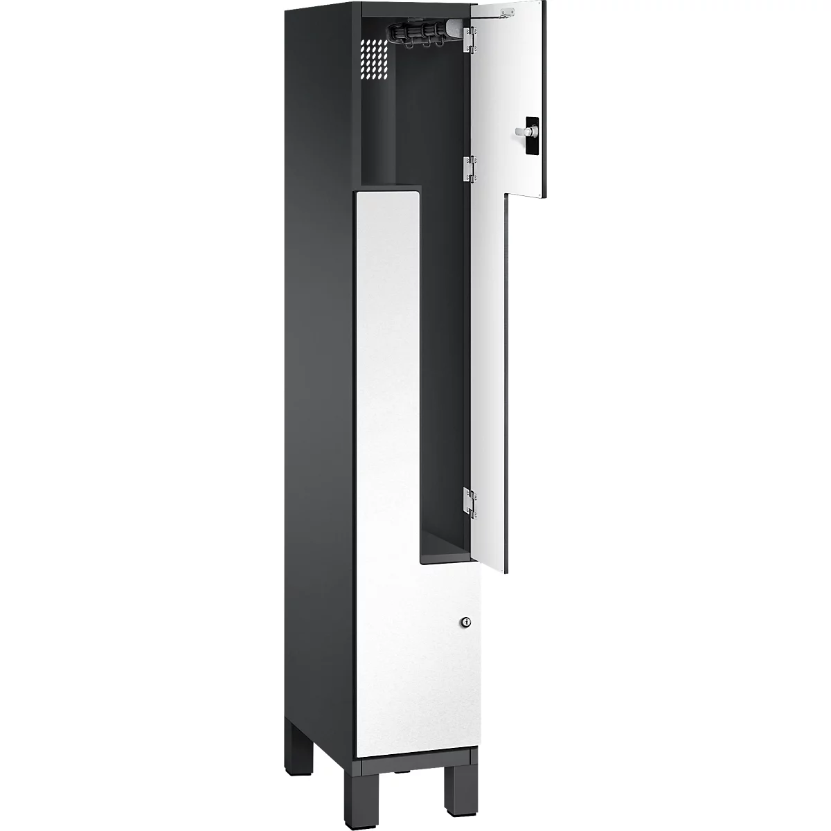Dunkelgrauer Spind mit zwei weißen Türen, eine ist geöffnet. Im Inneren sind Haken und ein Regal sichtbar.