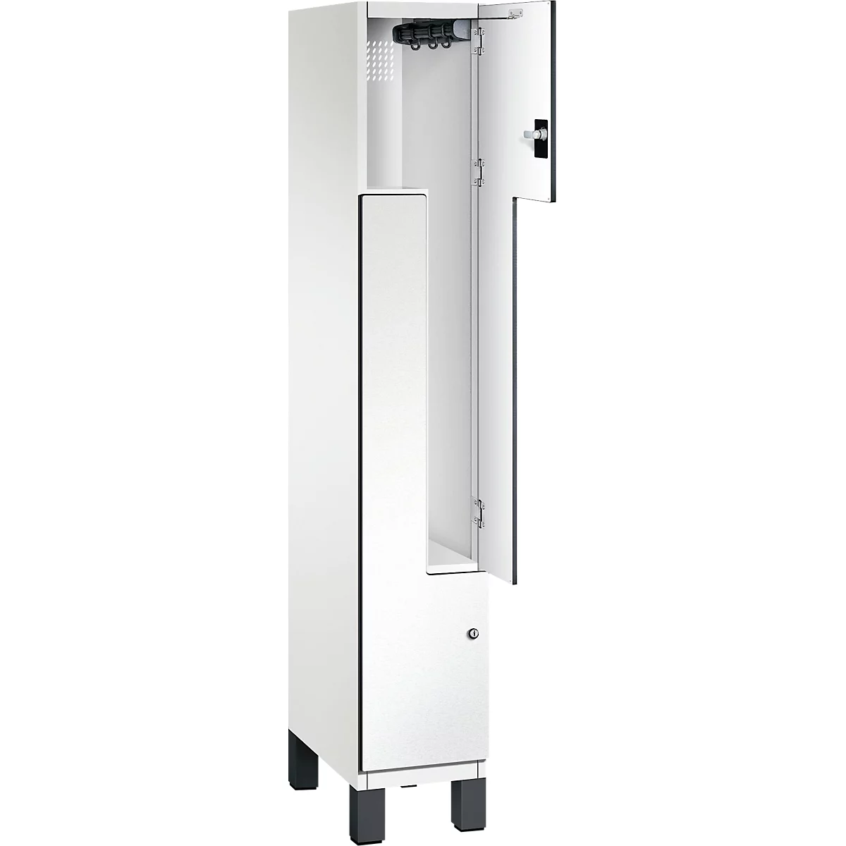 Weißer Schrank, teilweise geöffnet. Innen eine Stange mit Haken, darüber Lüftungsschlitze, untere Tür mit Schloss.