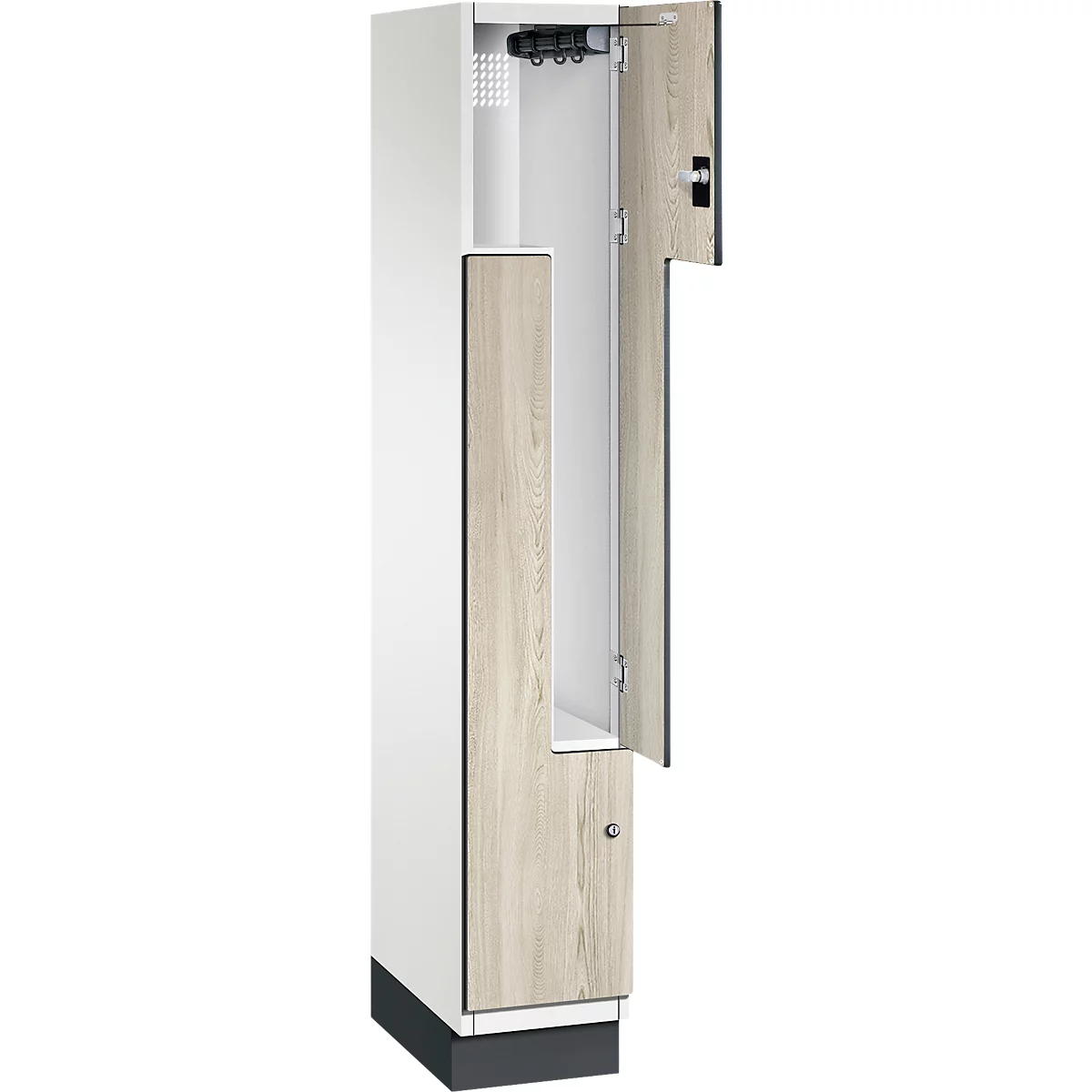 Ein offener Spind mit weißem Korpus und Holztüren. Die obere Tür ist geöffnet, darunter ein Kleiderbügel. Der Spind steht auf einem Sockel.