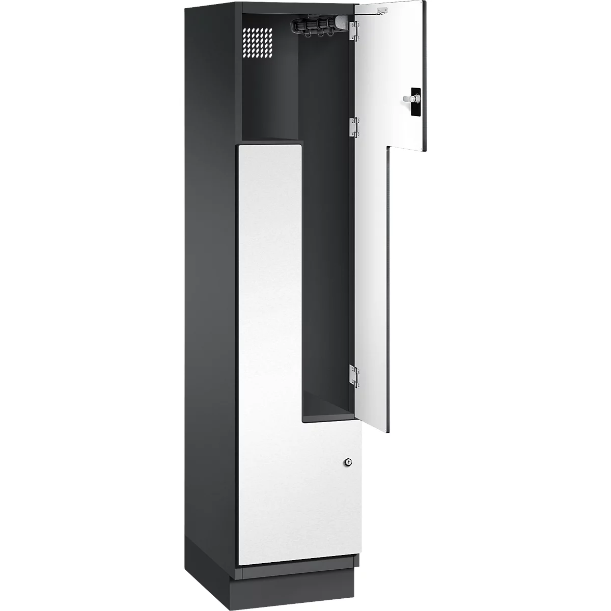 Grauer Spind, eine Tür geöffnet, zeigt Innenraum, Haken, ein Fach, weiße Türen.