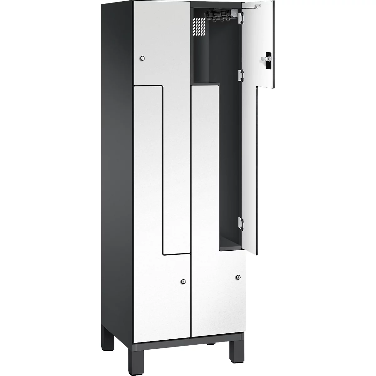 Ein Spind in grau und weiß, mit einer geöffneten Tür, der Innenraum ist sichtbar.