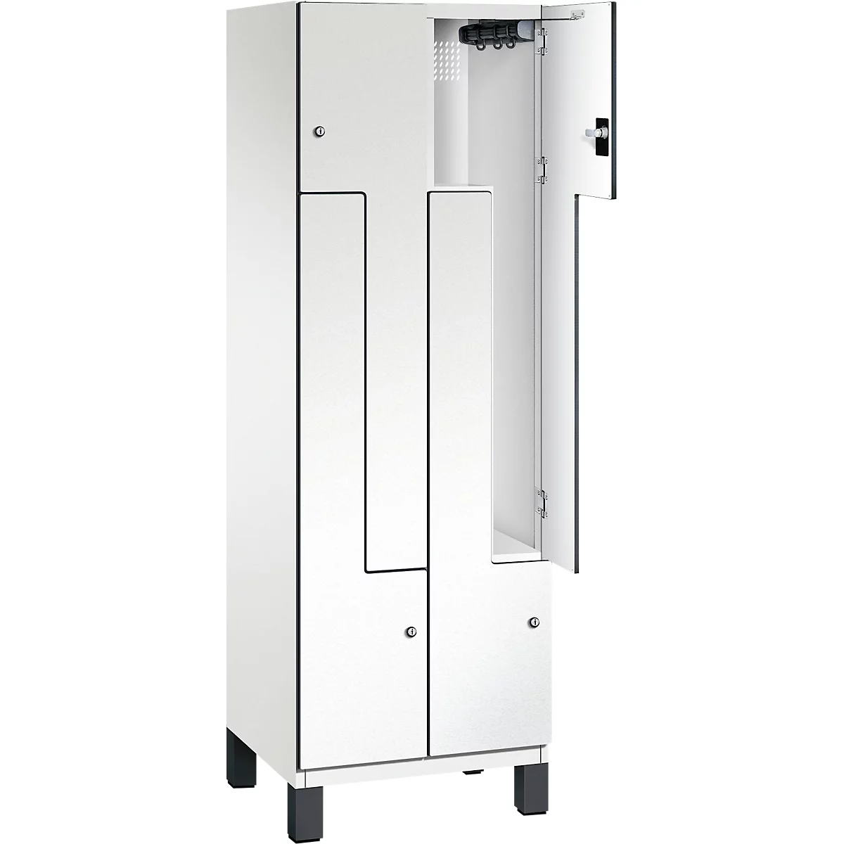 Weißer Spind, eine Tür geöffnet, mit Haken und Regal. Schwarze Füße, schlichtes Design.