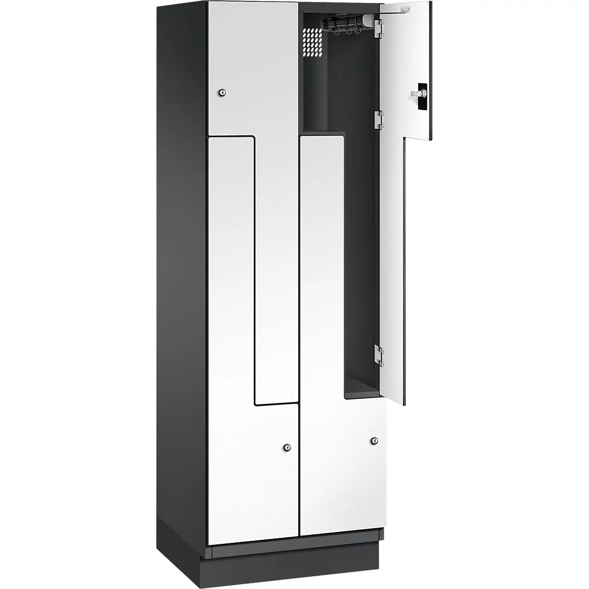 Ein grauer Spind mit weiß gestrichenen Türen, eine Tür ist geöffnet. Eine Kleiderstange ist im Inneren zu sehen.