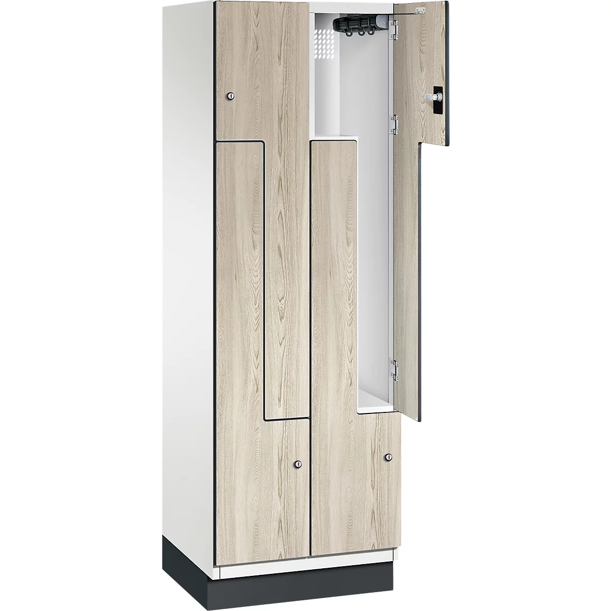 Ein Spind mit weißem Korpus, hellen Holzfronten und offener Tür, Hakenleiste sichtbar.