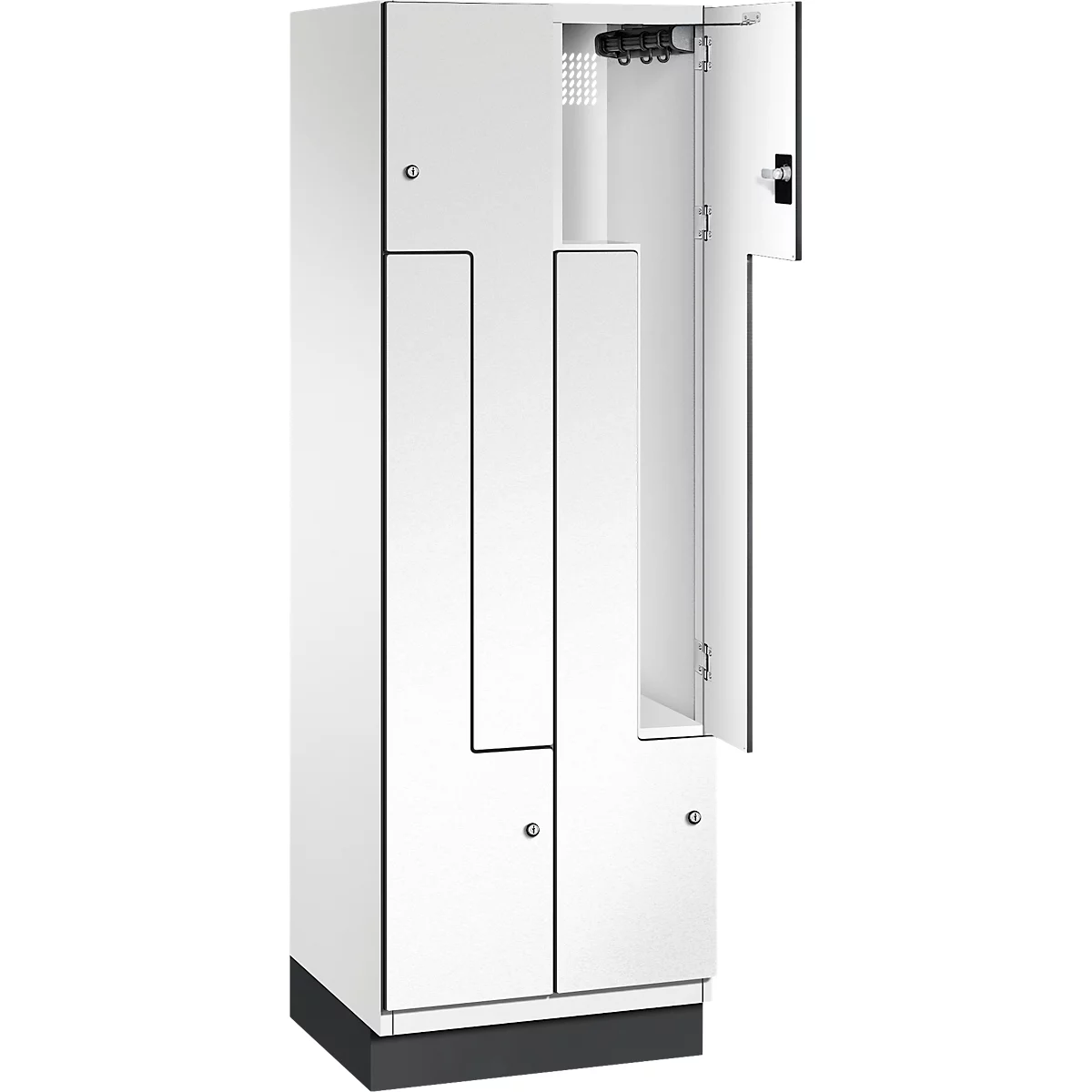Weißer Spind mit offener Tür, schwarzer Sockel, dahinter Kleiderhaken.