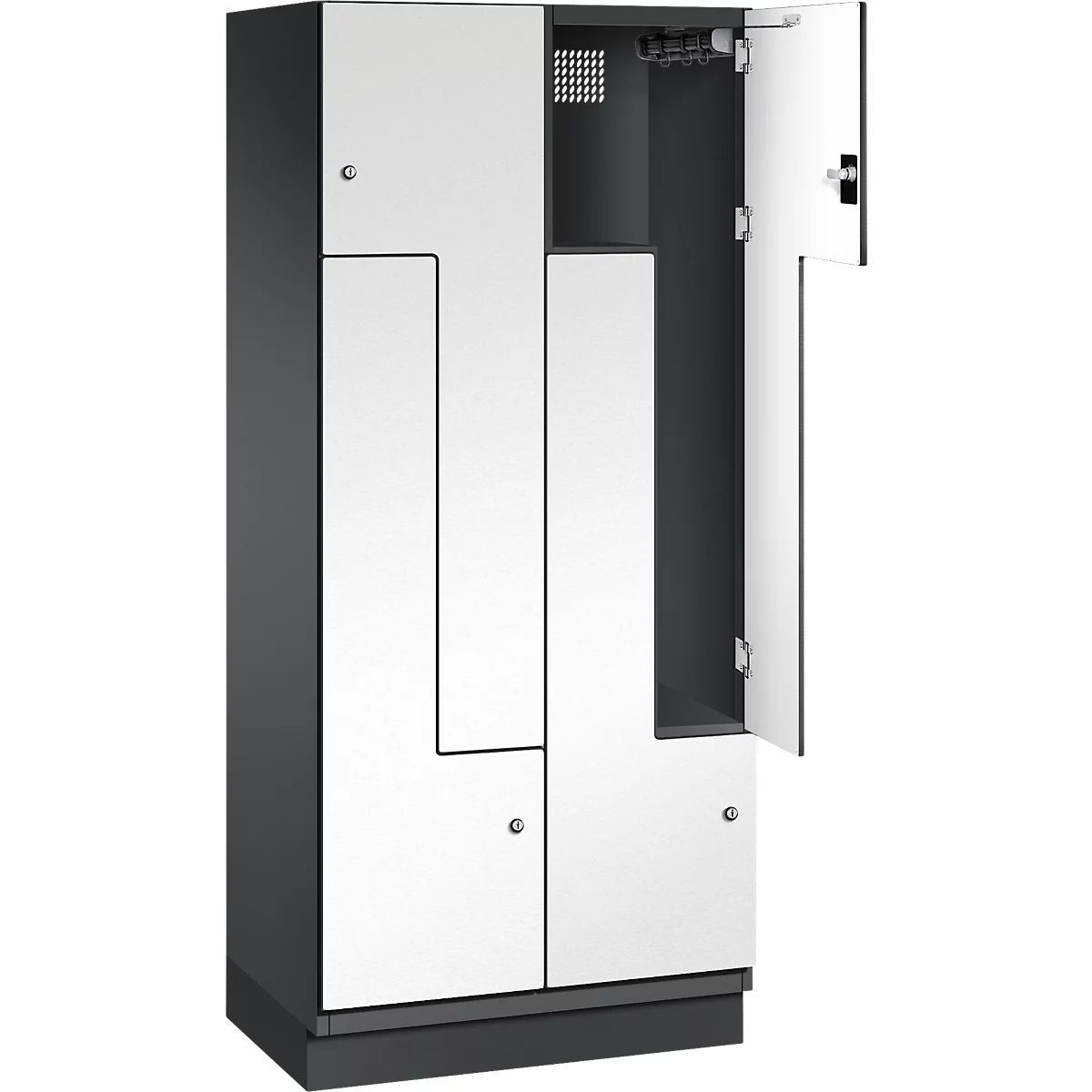 Schrank mit weißen Türen, eine davon geöffnet. Dunkler Rahmen.