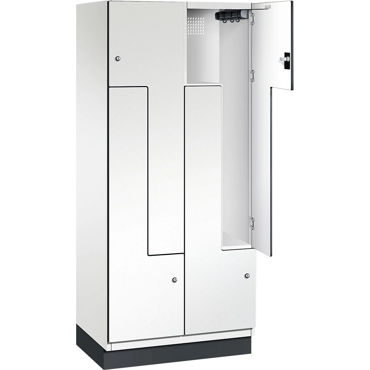 Weißer Spind mit geöffneter Tür. Grauer Sockel, schwarze Umrandung.