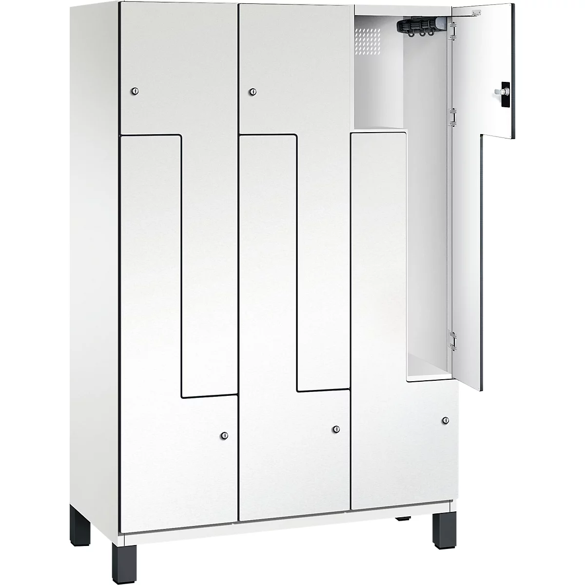 Weißer Spind mit mehreren Fächern, eine Tür geöffnet. Schwarze Umrandung, schwarze Füße.