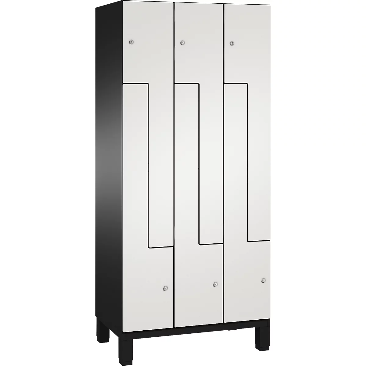 Ein hoher, weißer Schrank mit schwarzen Akzenten, Füßen und einer einzigartigen Frontgestaltung.