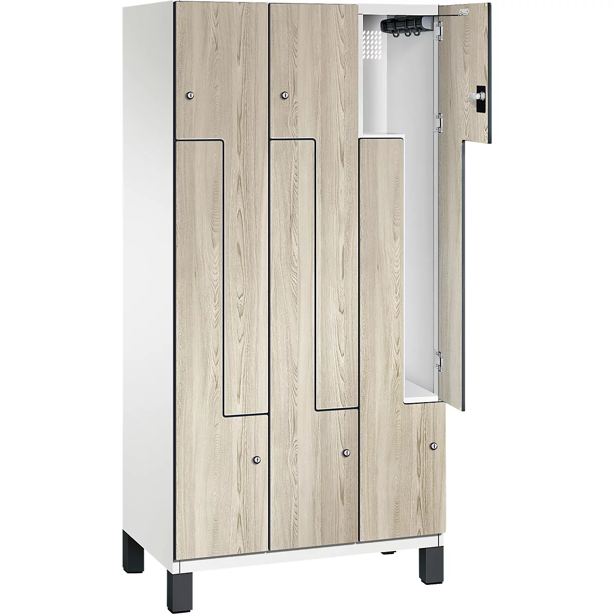 Mehrere Schranktüren in Holzoptik, eine ist geöffnet. Schwarze Akzente und Füße, silberne Türknöpfe.