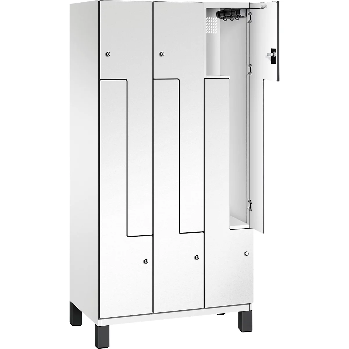 Weißer Spind mit offener Tür; schwarze Akzente, auf schwarzen Füßen.