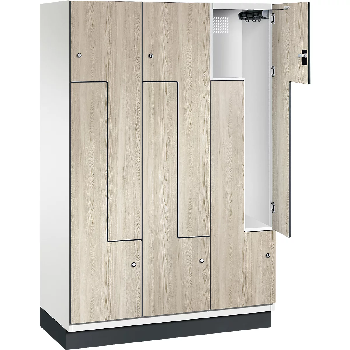 Ein Schrank mit Holzlaminat-Optik. Eine Tür ist geöffnet, dahinter Regale und Haken. Der Schrank steht auf einem schwarzen Sockel.