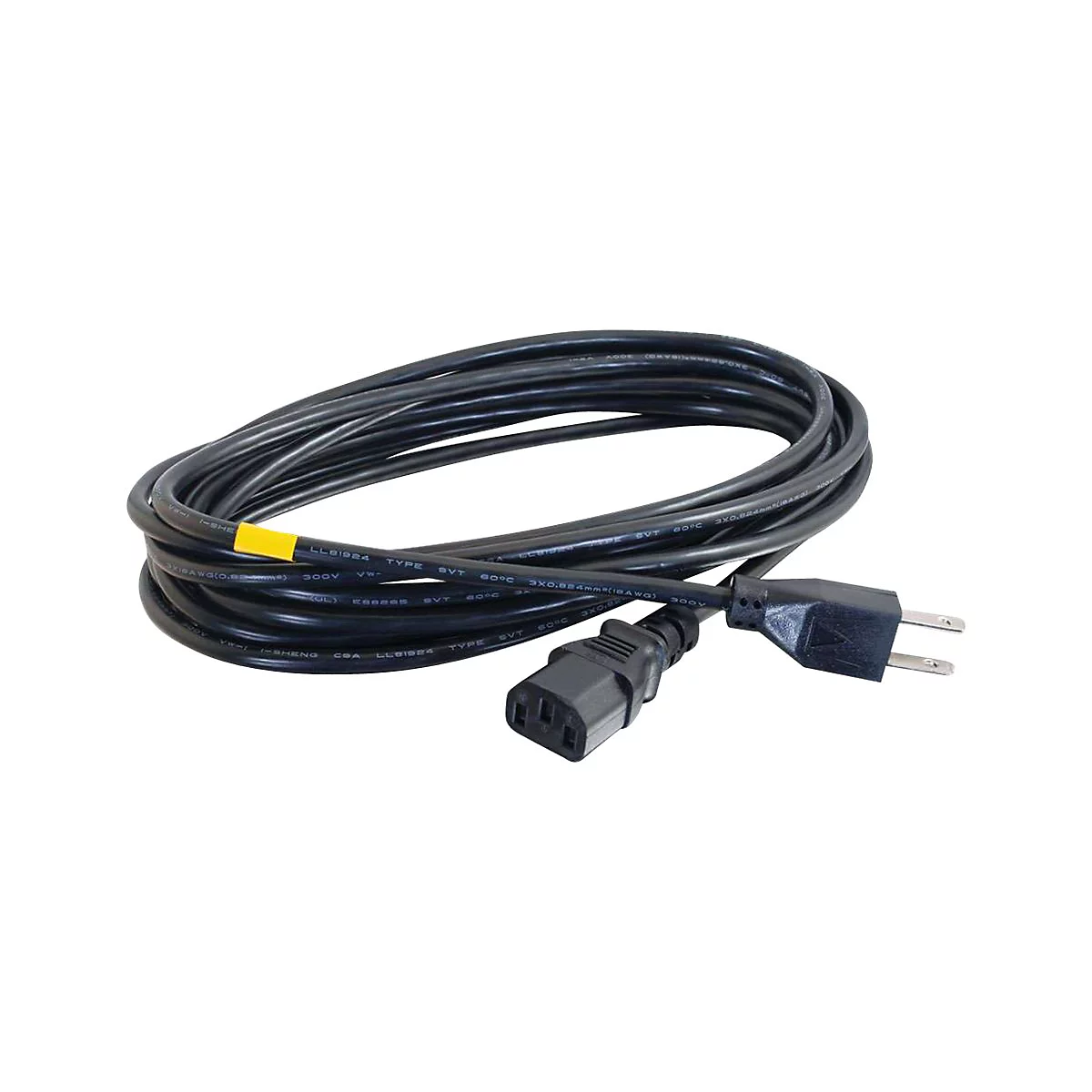 Schwarzes Netzkabel mit Stecker und Buchse, auf weißem Hintergrund. Gelber Aufkleber am Kabel.