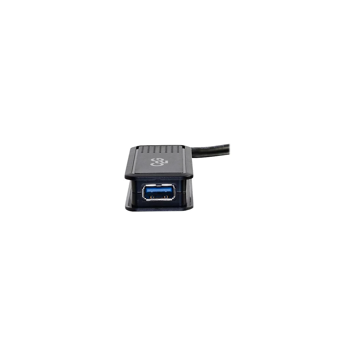 Nahaufnahme eines schwarzen USB-Hubs mit einem blauen Anschluss. Im oberen Teil steht "C2".