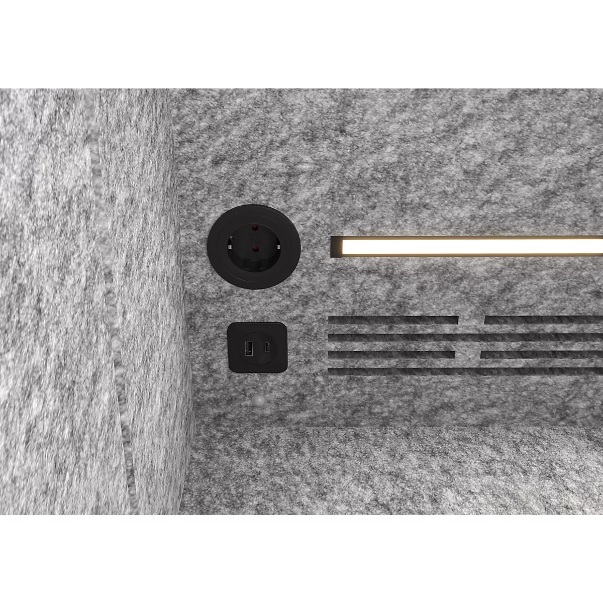 Gros plan d'un mur gris avec une prise de courant noire, un port USB, une bande lumineuse et un motif à fentes.