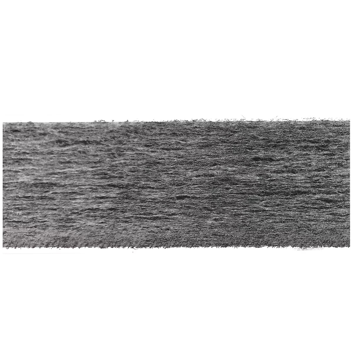 Bande de tissu gris sur fond blanc. Le tissu a une texture rugueuse et fibreuse.