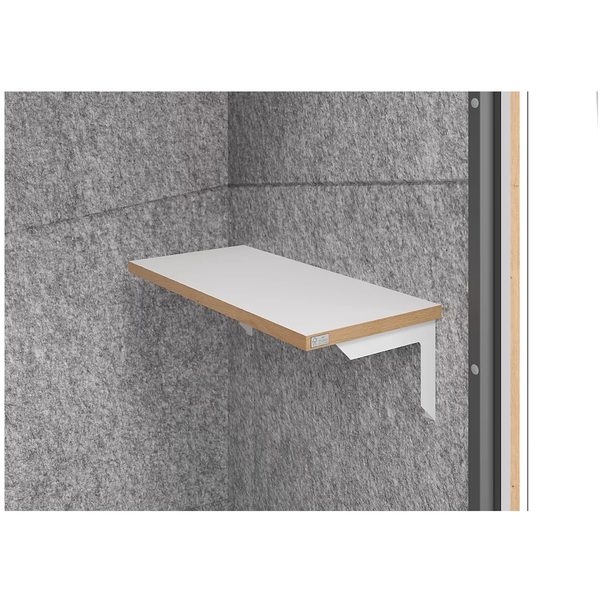 Une étagère murale blanche avec un bord en bois dans une pièce avec un mur en feutre gris. À droite, une construction grise et en bois.