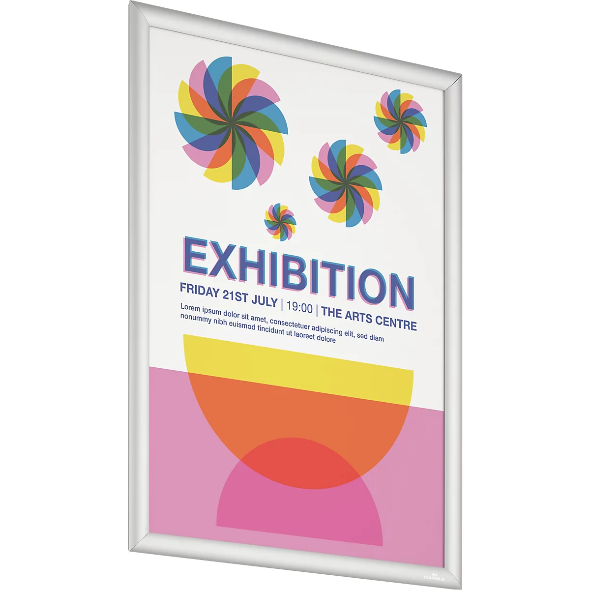 Un cadre clippant argenté présente une affiche avec des motifs floraux colorés et des détails d'exposition.