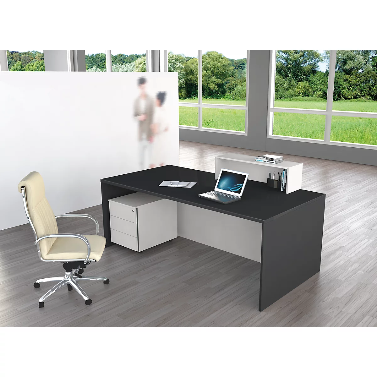 Bureau avec ordinateur portable, chaise, buffet blanc et commode. Des personnes floues et un paysage verdoyant sont visibles en arrière-plan.