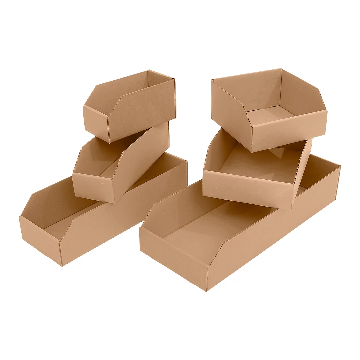 Varios contenedores de cartón marrón, apilados y colocados uno al lado del otro. Parte superior abierta, lados inclinados.