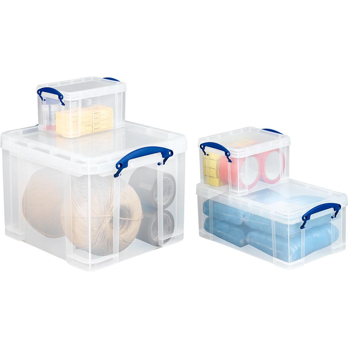 Cajas de almacenamiento de plástico transparente, algunas con asas azules, llenas de lana, cinta adhesiva y otros accesorios.