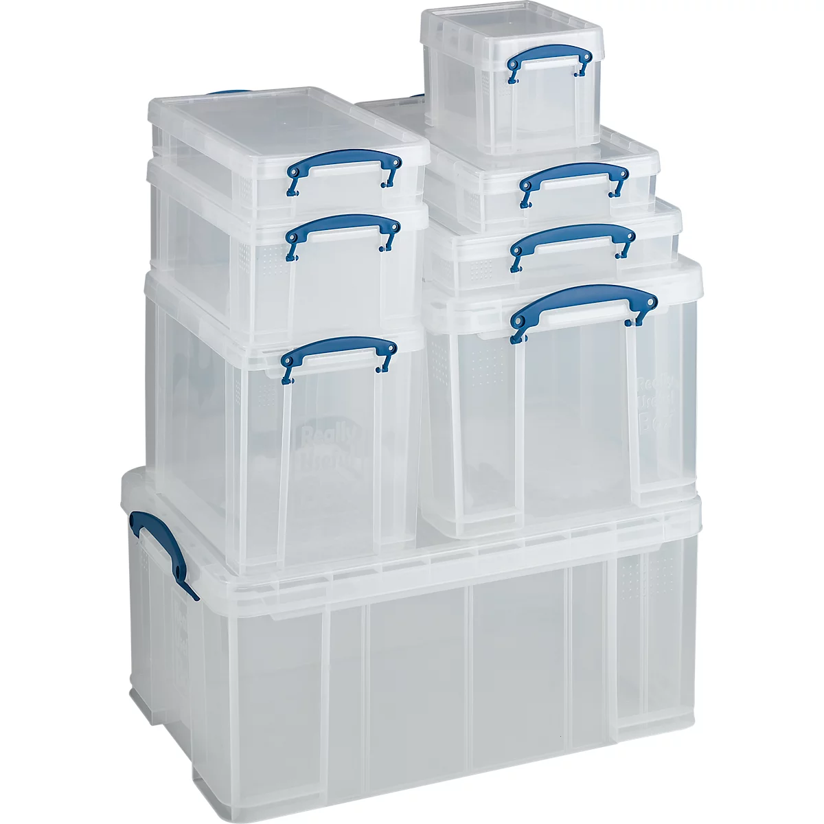 Cajas de plástico transparente de varios tamaños, apiladas. Asas azules.