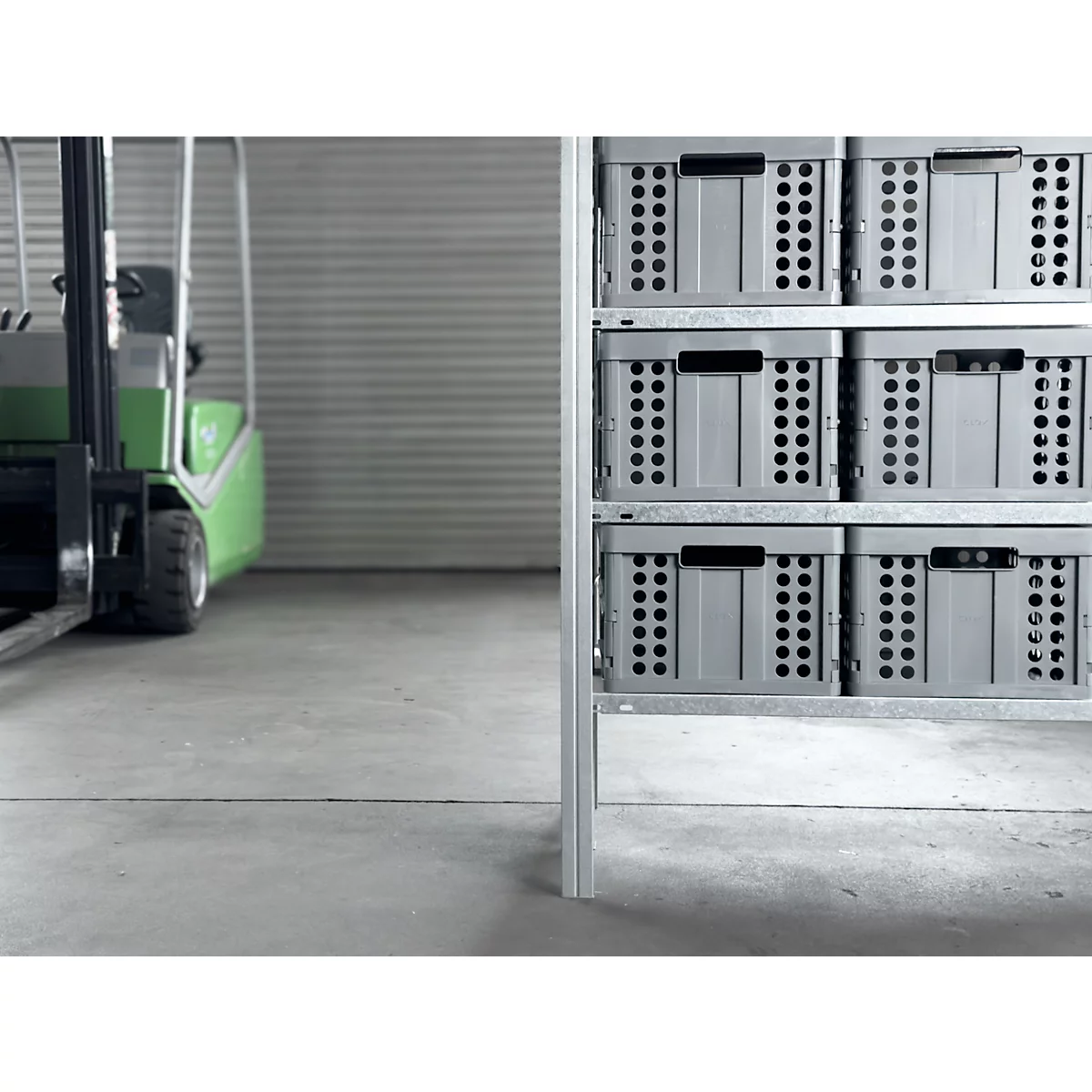 Cajas grises en una estantería de almacenamiento, carretilla elevadora en el fondo.