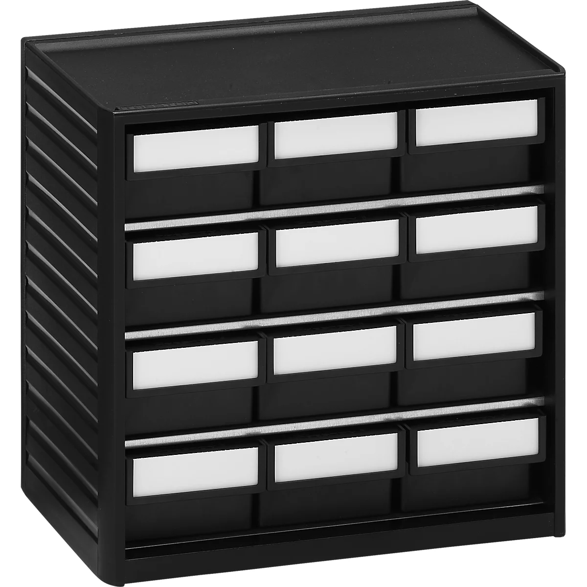 Caja de cajones negra con etiquetas blancas. El sistema de organización tiene múltiples filas de cajones.