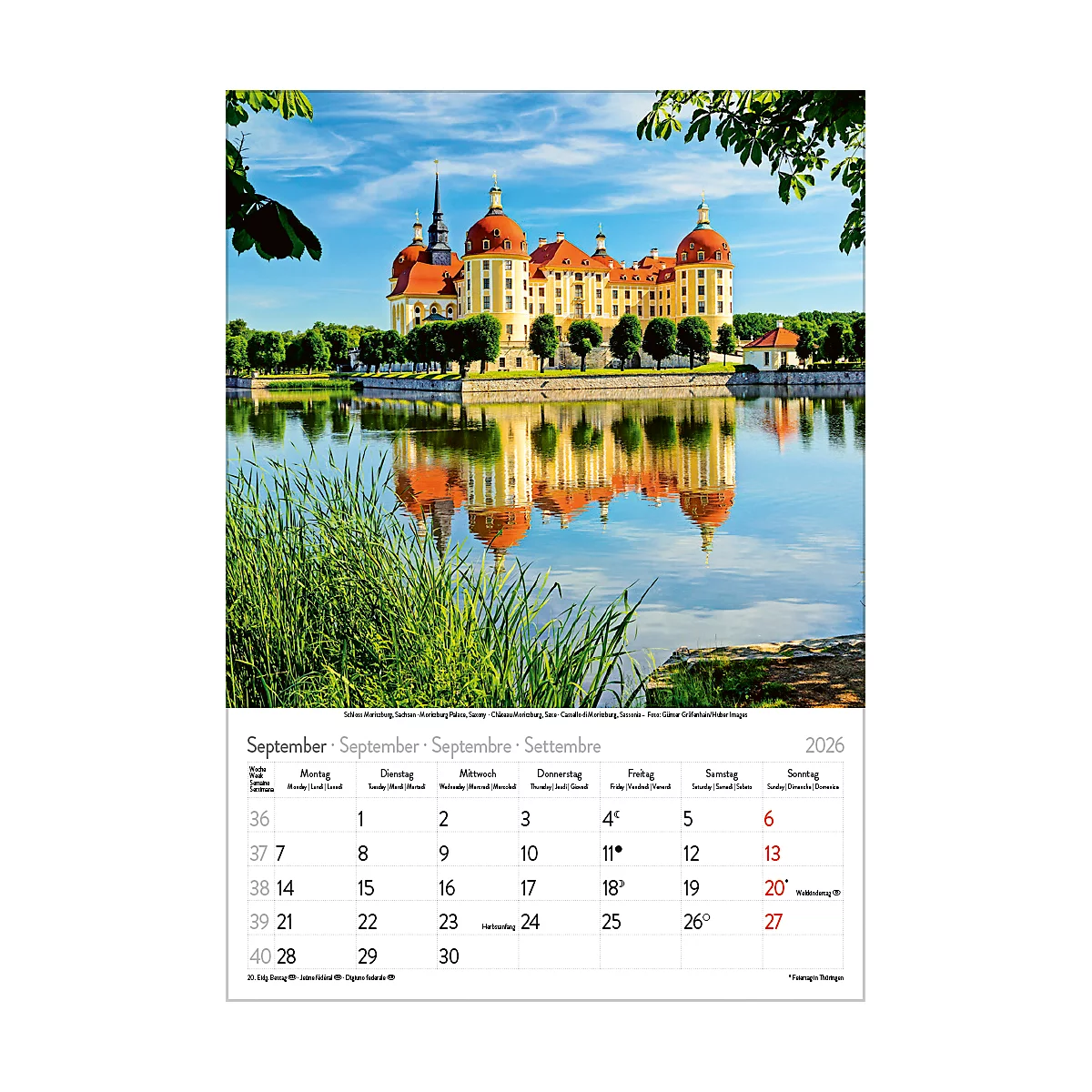 Le château de Moritzburg se reflète dans l'eau, entouré par la nature. Un calendrier de septembre 2026 avec les dates.
