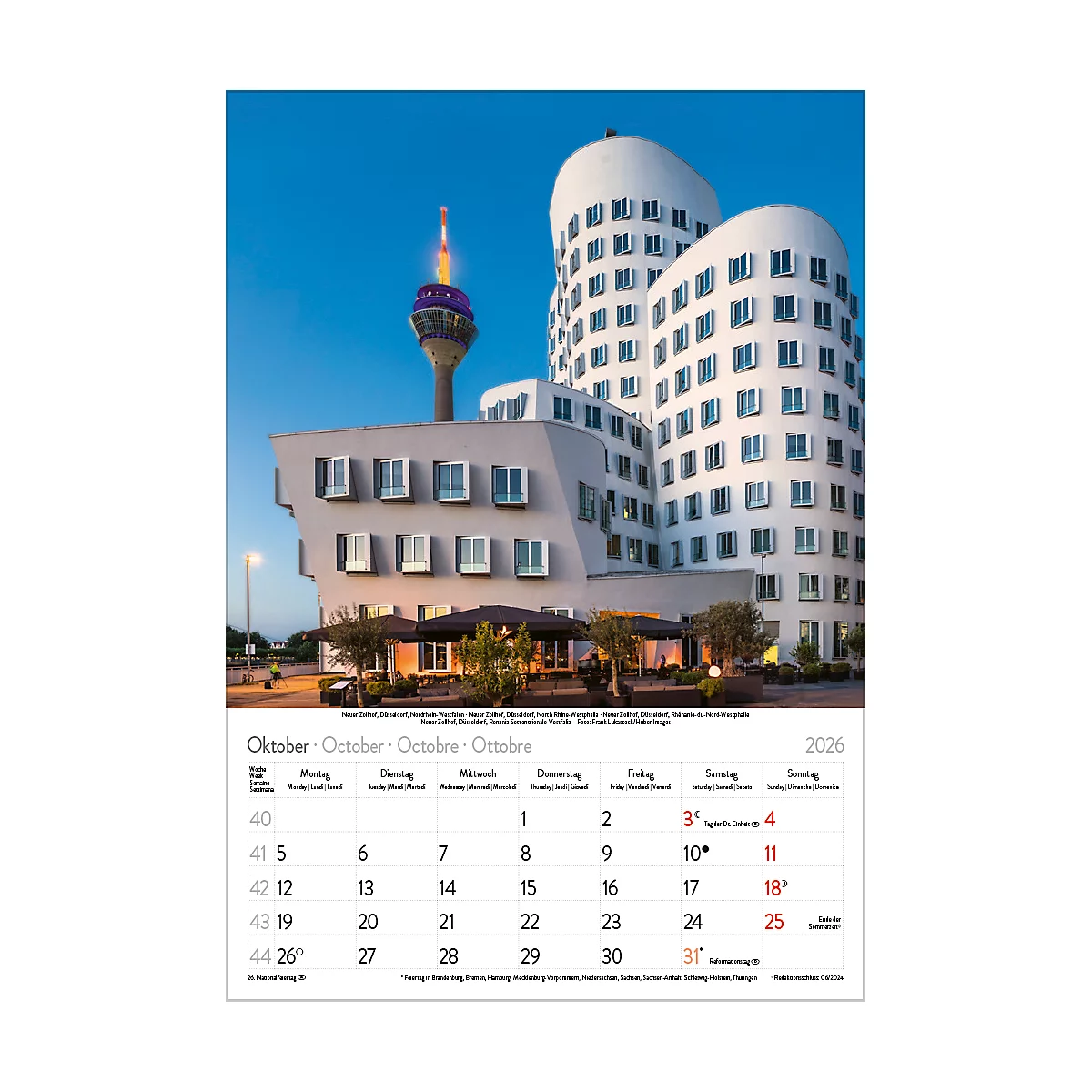 Calendrier avec vue sur le Neue Zollhof à Düsseldorf, en Allemagne, avec la Rheinturm en arrière-plan. Octobre 2026.