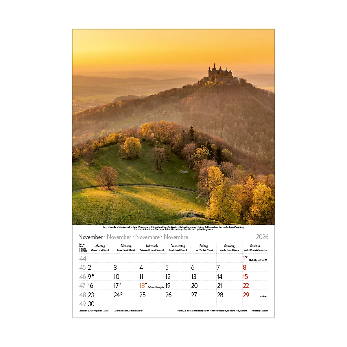 Calendrier de novembre 2026 avec un château sur une montagne en arrière-plan.
