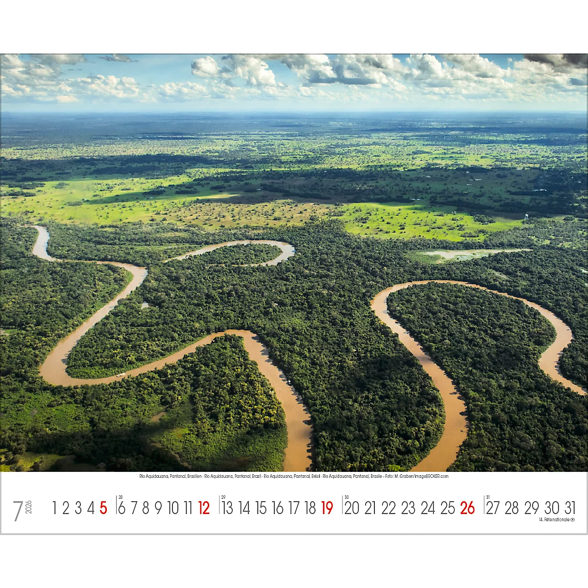 Vue aérienne d'une rivière serpentant à travers une forêt verdoyante. Ciel bleu avec des nuages au-dessus. Calendrier en bas.