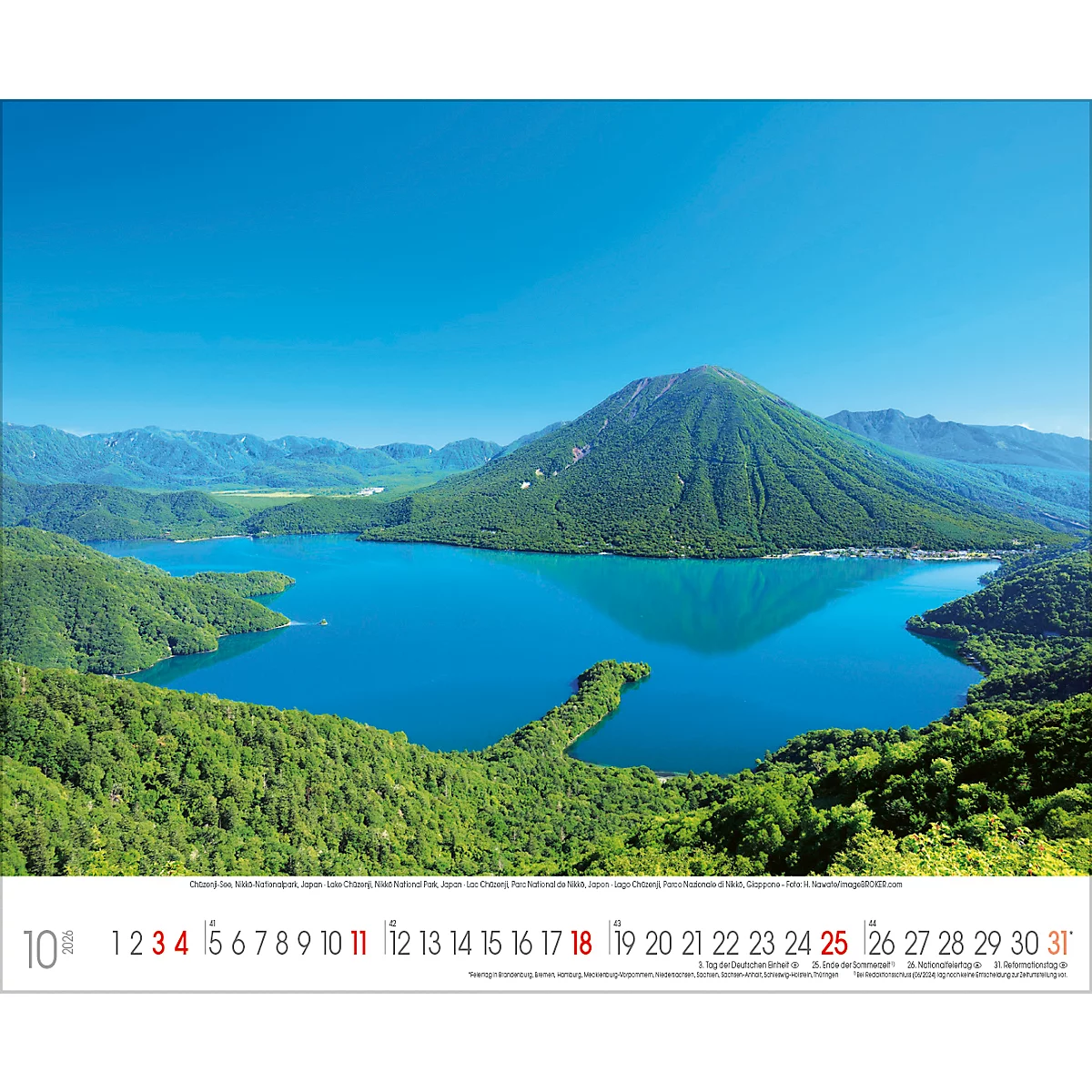 Photo de paysage d'un lac avec montagne, verdure luxuriante et ciel bleu. Dates du calendrier en bas.
