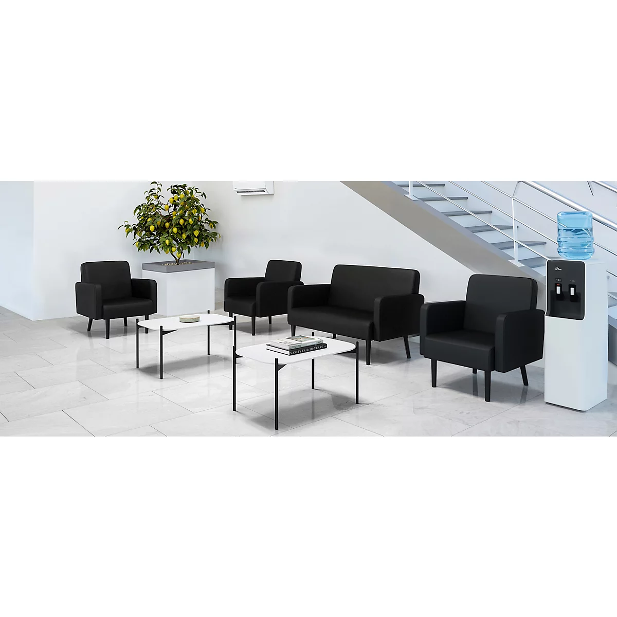 Salle d'attente avec canapés et fauteuils en cuir noir, tables basses blanches et distributeur d'eau.