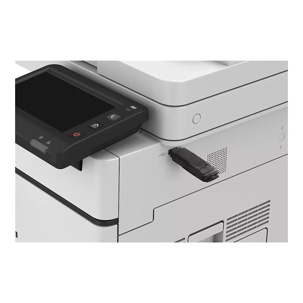Detailaufnahme eines schwarzen USB-Sticks, der an einen grauen Drucker angeschlossen ist. Auf dem Drucker befindet sich ein Bedienfeld mit Display.