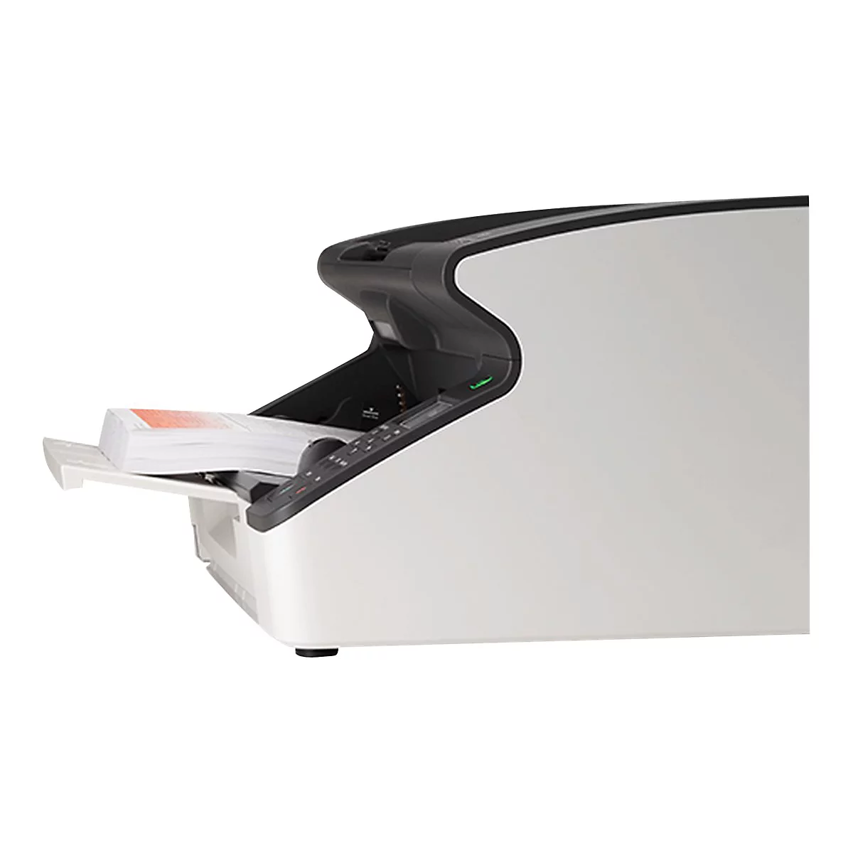 Ein weiß-schwarzer Dokumentenscanner mit einem Stapel Papier auf der Ablage, freigestellt.