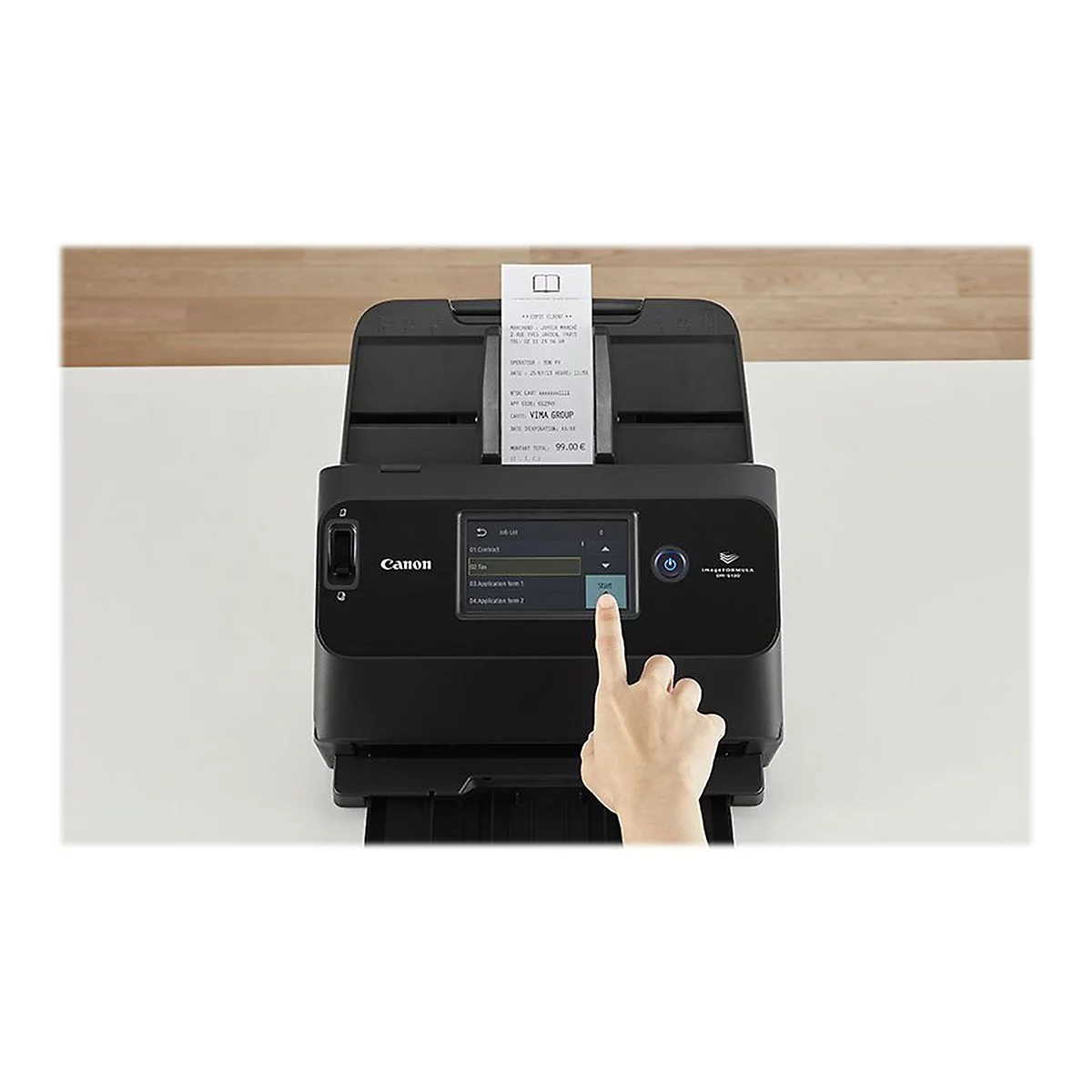Ein schwarzer Canon Scanner, auf dem ein Beleg liegt, wird per Hand bedient.