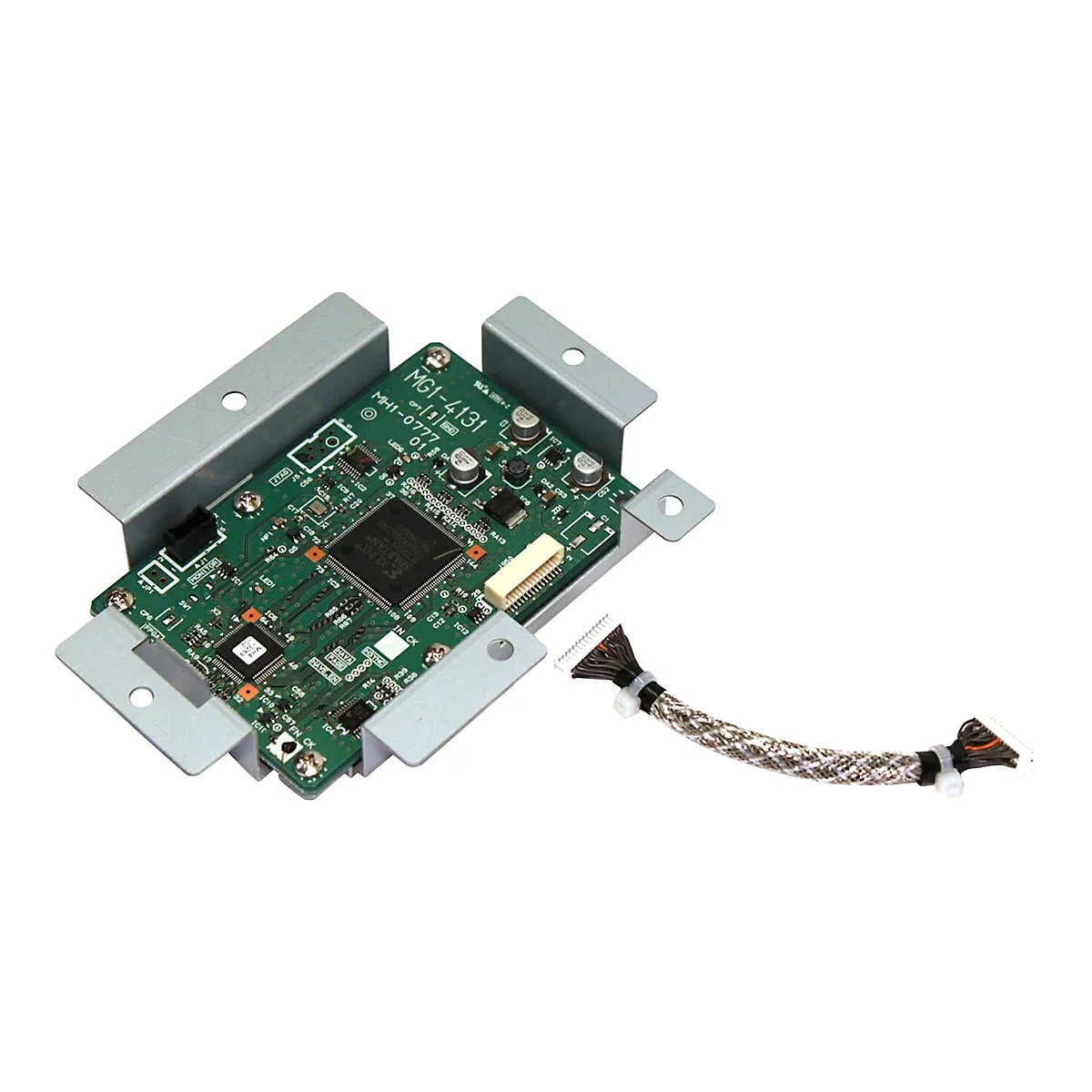 Eine grüne Platine mit elektronischen Bauteilen in einer Metallhalterung, mit angeschlossenem Kabel.