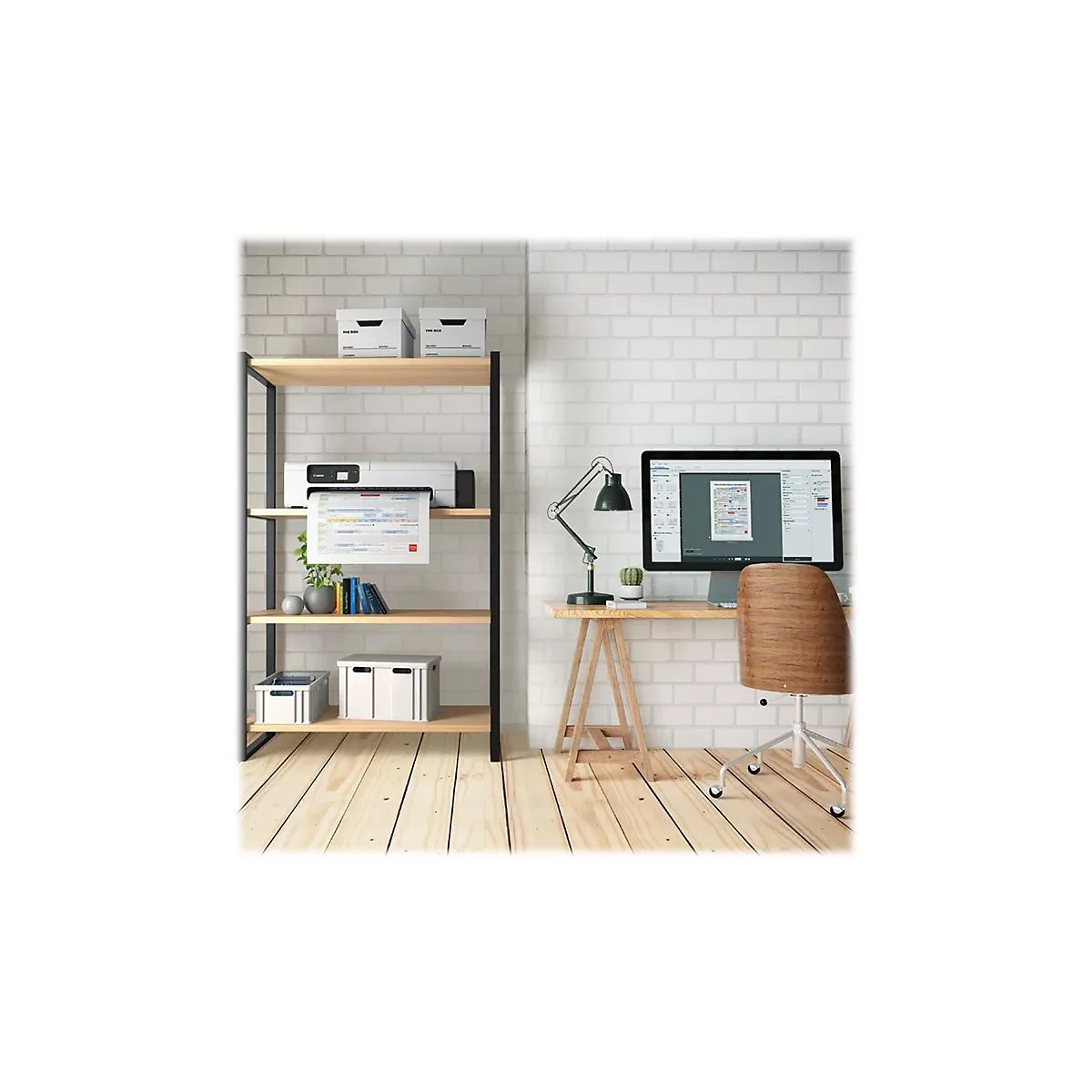 Ein Arbeitsplatz mit Computer, Drucker und Büromaterialien vor einer Backsteinwand.