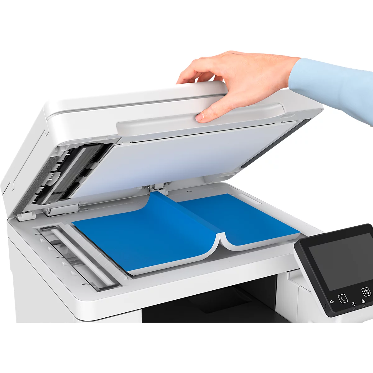 Een hand opent het deksel van een scanner. Daaronder ligt blauw papier.