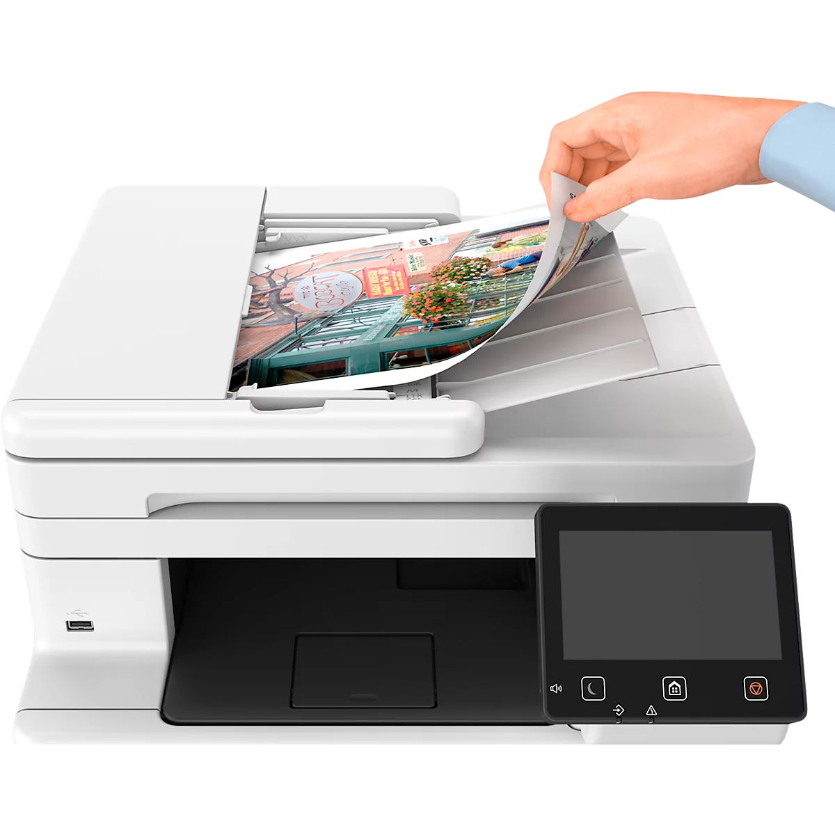 Een witte multifunctionele printer drukt een kleurenfoto af. Een hand pakt het vers geprinte papier op.