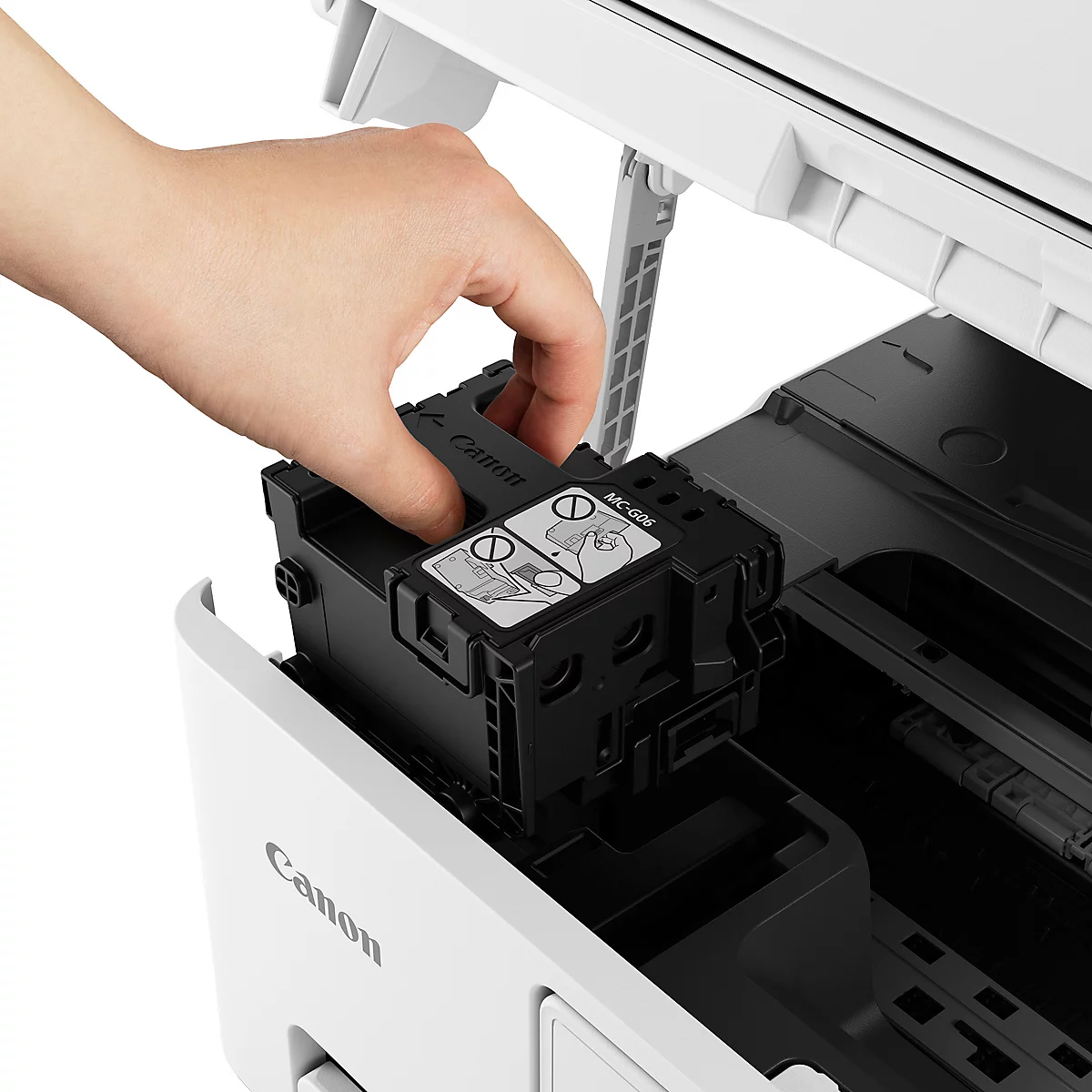 Hand setzt eine schwarze Tintenpatrone in einen weißen Canon Drucker ein.